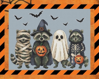 Może przedstawiać: Ilustracja na Halloween przedstawia cztery szopy w kostiumach: mumii, czarownicy z dynią, ducha i szkieletu z dynią. Nietoperze latają na jasnoniebieskim tle. Obraz jest oprawiony pomarańczowymi i czarnymi pasami ostrzegawczymi.