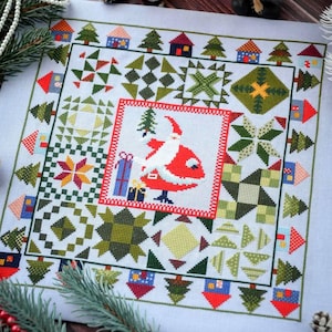 Może przedstawiać: Wzór bożonarodzeniowy haftu krzyżykowego z centralnym kwadratem przedstawiającym Świętego Mikołaja i prezenty. Projekt zawiera domy, drzewa i geometryczne wzory w kolorach czerwonym, zielonym, niebieskim i białym, tworząc świąteczny motyw.