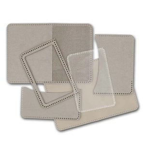 Op de afbeelding: Een set van zes beige lederen ambachtelijke patronen met gaten rond de randen. De patronen zijn voor het maken van een portemonnee of handtas.