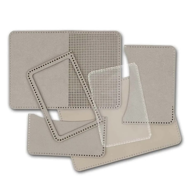 Op de afbeelding: Een set van zes beige lederen ambachtelijke patronen met gaten rond de randen. De patronen zijn voor het maken van een portemonnee of handtas.