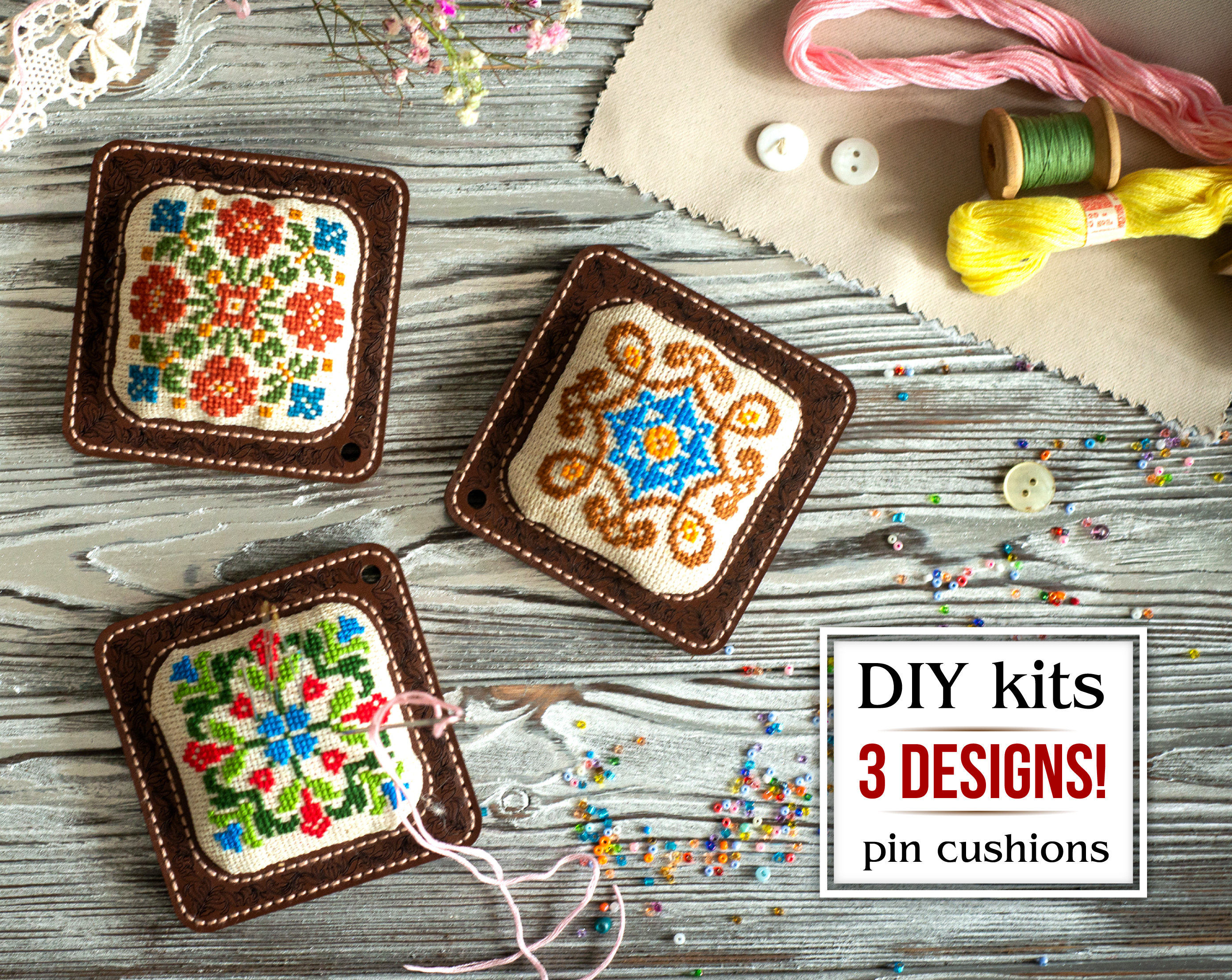 Kit per realizzare un cuscino portaspilli, kit per punto croce per realizzare un cuscino portaspilli, kit fai da te, disegno floreale a punto croce, regalo per sarto - Italia