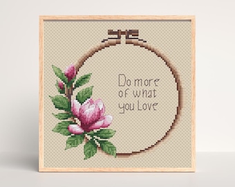 Affirmation de point de croix, citation inspirante au point de croix, faites plus de ce que vous aimez, motif de cerceau de fleurs, phrase à broder