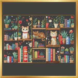 以下が含まれることがあります： 本、植物、猫でいっぱいの本棚が描かれたクロスステッチのパターン。本棚は12のセクションに分かれており、各セクションには本、植物、猫が異なる配置で並んでいます。猫はすべて異なる色で、異なる表情をしています。パターンは暗い背景になっています。