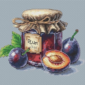 Op de afbeelding: Kruissteek illustratie van een pot pruimenjam met het opschrift "PLUM JAM". De pot is verzegeld met een stoffen deksel en een touwen strik. Twee hele pruimen, een halve pruim en een groen blad liggen naast de pot.