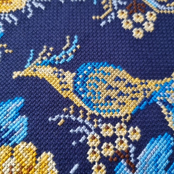 黄色と青の花のクロスステッチ模様、ウクライナのフローラル刺繍
