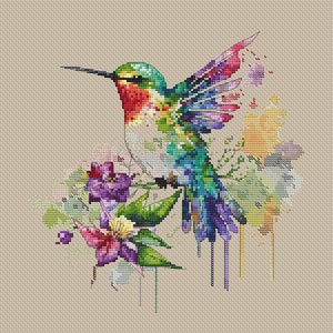 Puede incluir: Diseño de punto de cruz de un colibrí con alas y cuerpo coloridos, posado en una rama con flores moradas y rosas y hojas verdes. El fondo es una tela beige.