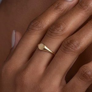 Anillo de sello de oro macizo grabado a mano: Anillo con inicial personalizado