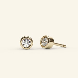 Round Diamond Studs / 14k Solid Gold Diamond 0.10ct Earrings / Bezel Set Stud Earrings / Essential Earrings / Gift for Her