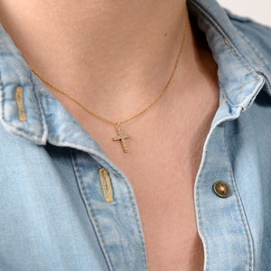 Collar de cruz de diamantes 14k oro sólido / collar de fe cristiana para mujeres / collar religioso / collar de cruz de oro real / regalo para ella imagen 7
