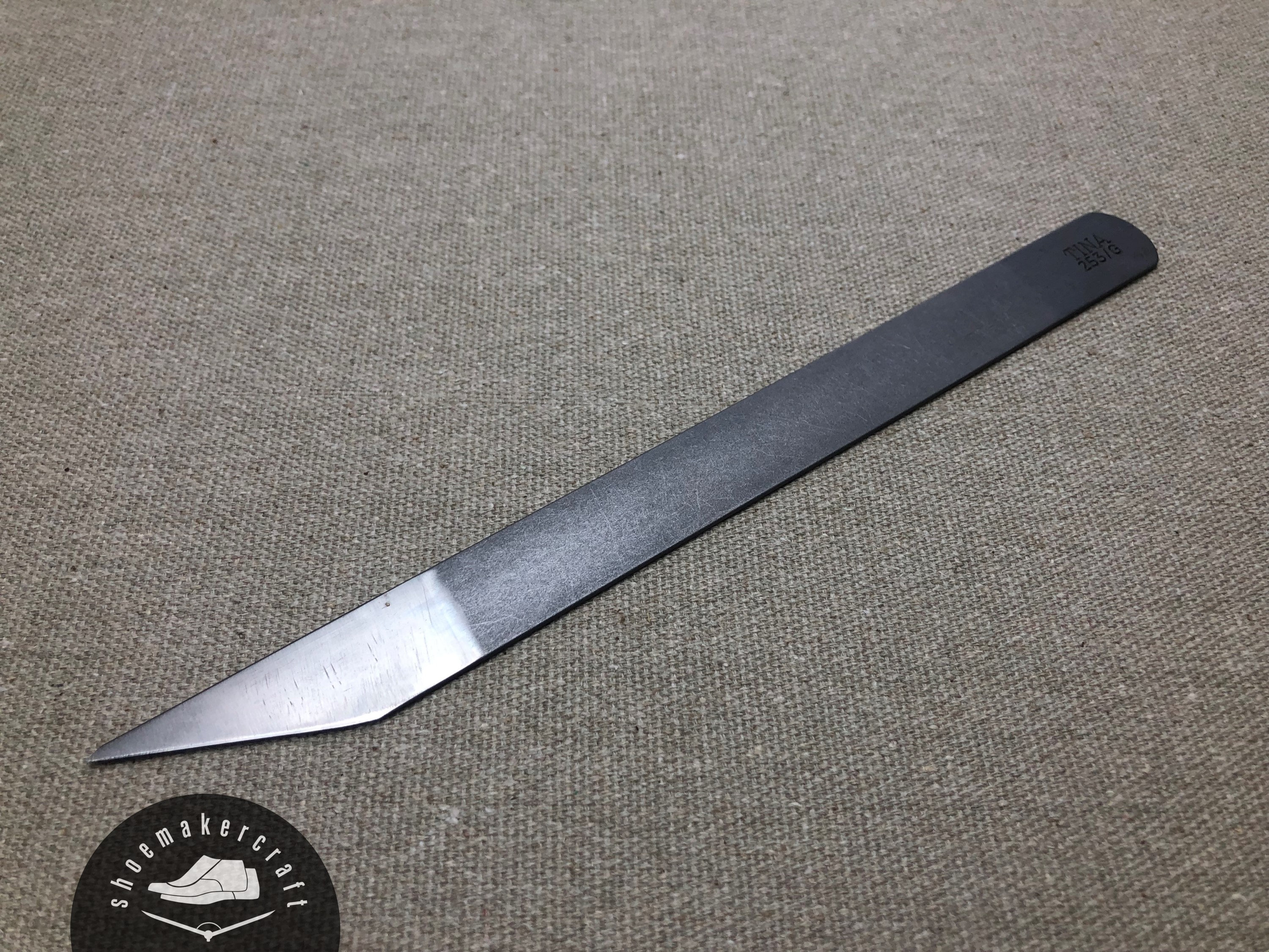 Coltello calzolaio Leone, realizzato in acciaio temperato, ad alto tenore di carbonio, lama affilata e manico rivestito in plastica - A, Destro