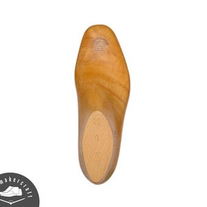 Puede incluir: Horma de zapato de madera, vista desde arriba, con acabado marrón claro. La horma está marcada con la talla 42 y la talla 9. El logotipo de Shoemaker Craft es visible en la esquina inferior izquierda.