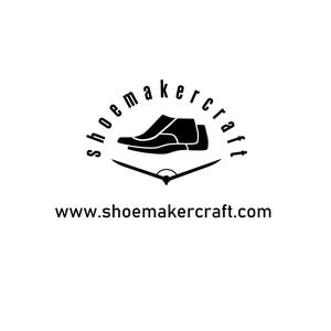 K&ouml;nnte beinhalten: Schwarz-wei&szlig;es Logo f&uuml;r Schuhmacherhandwerk. Das Logo zeigt eine Schuhsilhouette &uuml;ber einem stilisierten Schuhmacherwerkzeug, mit den Worten "shoemakercraft" in halbkreisf&ouml;rmiger Anordnung. Die Website-Adresse www.shoemakercraft.com steht darunter.