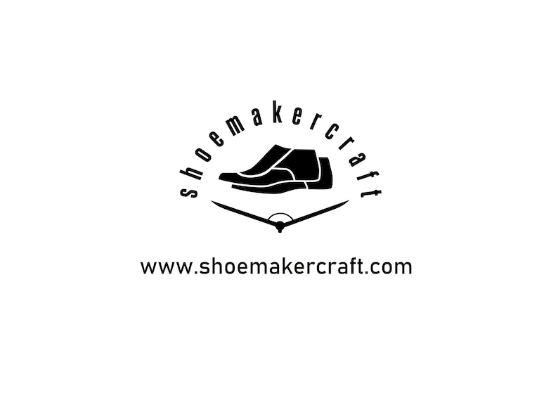 K&ouml;nnte beinhalten: Schwarz-wei&szlig;es Logo f&uuml;r Schuhmacherhandwerk. Das Logo zeigt eine Schuhsilhouette &uuml;ber einem stilisierten Schuhmacherwerkzeug, mit den Worten "shoemakercraft" in halbkreisf&ouml;rmiger Anordnung. Die Website-Adresse www.shoemakercraft.com steht darunter.