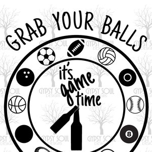 Puede incluir: Ilustración en blanco y negro de un círculo con varias pelotas de deporte alrededor del borde. El texto "Grab Your Balls It's Game Time" está escrito alrededor de la parte superior del círculo. Un abridor de botellas se encuentra en el centro del círculo.