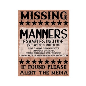 Puede incluir: Un cartel marrón y blanco con el texto "MISSING MANNERS" en negro. El cartel enumera ejemplos de modales, incluyendo una sonrisa, un saludo, mostrar respeto, palabras amables y gestos, abrir o sostener una puerta para otros, y usar "señora" o "señor" cuando se habla con alguien mayor. El cartel también dice "IF FOUND PLEASE ALERT THE MEDIA" en negro.