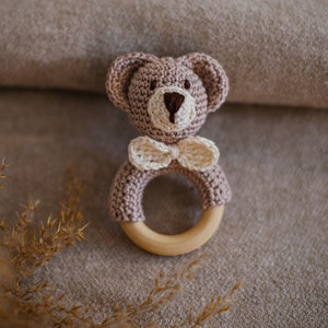 Rassel Bär l Greifling aus Holz l Holzspielzeug l Gehäkelter Bär l Geschenk zur Geburt, Baby und Kleinkind