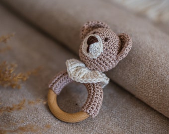 Bär Baby Rassel - Greifling aus Holz, Holzspielzeug, Gehäkelter Bär, Geschenk zur Geburt, Baby und Kleinkin