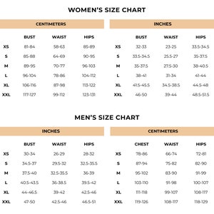 K&ouml;nnte beinhalten: Eine Gr&ouml;&szlig;entabelle f&uuml;r Damen- und Herrenbekleidung, die die Ma&szlig;e in Zoll und Zentimetern f&uuml;r Brust, Taille und H&uuml;fte angibt. Die Tabelle umfasst die Gr&ouml;&szlig;en XS, S, M, L, XL und XXL.