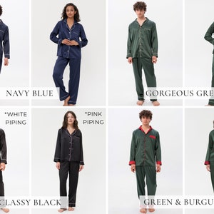 K&ouml;nnte beinhalten: Ein Set passender Pyjamas in verschiedenen Farben, darunter Marineblau, Schwarz, Gr&uuml;n und Burgunderrot. Der Pyjama besteht aus einem lang&auml;rmeligen Oberteil mit Knopfleiste und einer passenden Hose. Die Paspel am Pyjama ist entweder wei&szlig; oder rosa.