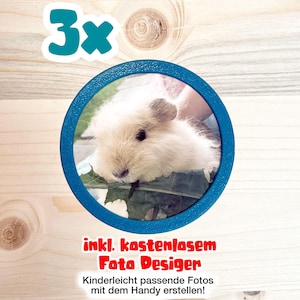 Könnte beinhalten: Ein Set aus drei kreisförmigen blauen Rahmen mit einem Foto eines weißen Meerschweinchens, das ein grünes Blatt frisst. Das Bild enthält den Text 3x, inkl. kostenlosem Foto Desiger und Kinderleicht passende Fotos mit dem Handy erstellen!
