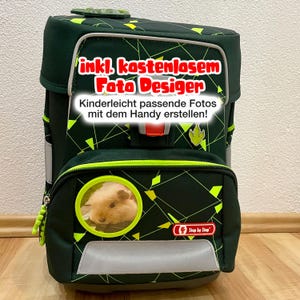 Könnte beinhalten: Ein dunkelgrüner Schulranzen mit geometrischem neongrünem Muster, einer Vordertasche mit rundem Sichtfenster für ein Meerschweinchenbild, einem Reflektorstreifen und dem Text: inkl. kostenlosem Foto Desiger Kinderleicht passende Fotos mit dem Handy erstellen!