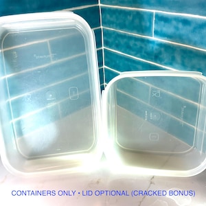 Può includere: Due contenitori rettangolari trasparenti per alimenti con coperchi bianchi. I contenitori sono vuoti e poggiano su una superficie chiara contro un muro piastrellato blu. Il testo in basso recita "CONTAINERS ONLY • LID OPTIONAL (CRACKED BONUS)".
