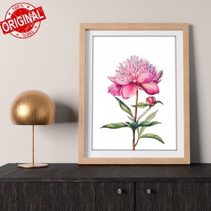 K&ouml;nnte beinhalten: Ein Aquarellbild einer rosa Pfingstrose mit gr&uuml;nen Bl&auml;ttern und einer Knospe. Das Bild ist in einem hellen Holzrahmen gerahmt und befindet sich auf einer dunklen Holzoberfl&auml;che.