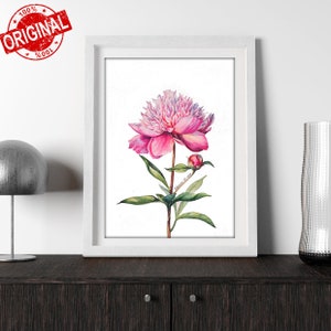 K&ouml;nnte beinhalten: Ein Aquarellbild einer rosa Pfingstrose mit gr&uuml;nen Bl&auml;ttern und einer Knospe. Das Bild ist in einem wei&szlig;en Rahmen gerahmt und befindet sich auf einer dunkelbraunen Oberfl&auml;che.