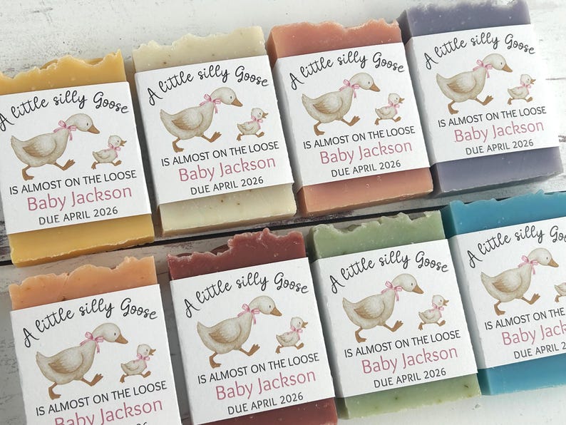 Puede incluir: Varias pastillas de jab&oacute;n de colores, cada una con una etiqueta con un ganso de dibujos animados y el texto "A little silly Goose". Las etiquetas tambi&eacute;n incluyen el texto "Baby Jackson DUE APRIL 2026."