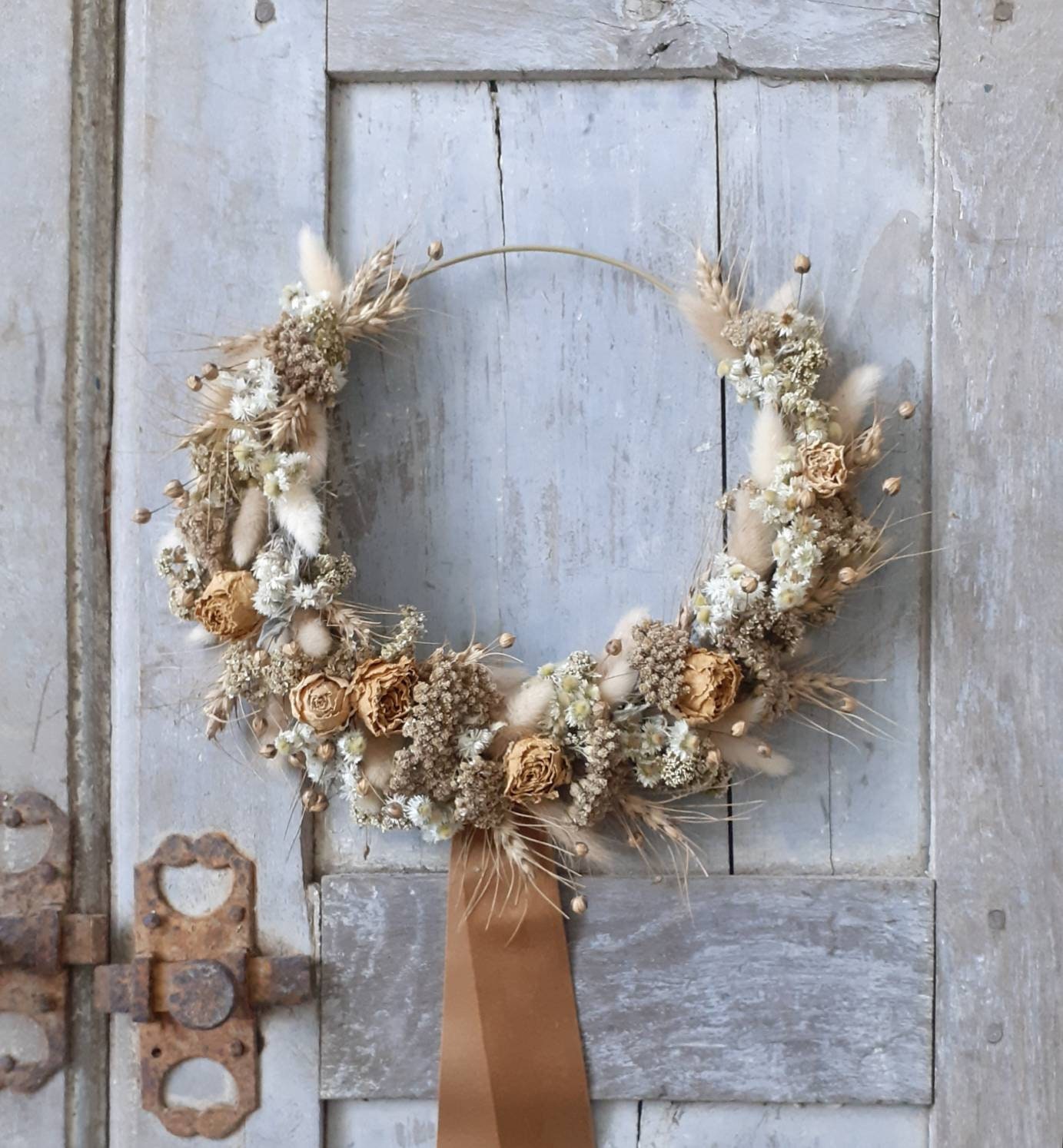 Couronne Décorative de Fleurs Séchées Réalisée à La Main Dans Les Tons Beiges et Crèmes - Douceur Ch