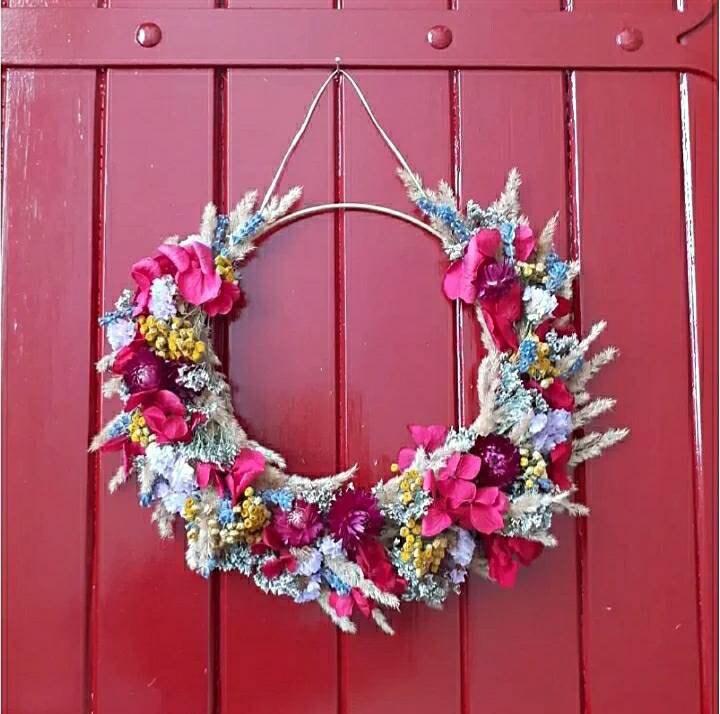 Couronne Décorative de Fleurs Séchées Réalisée à La Main Dans Des Tons Colorés et Printaniers - Prin