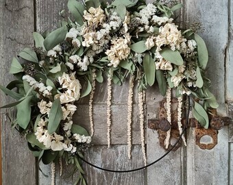 Couronne de fleurs et feuillages séchés réalisée à la main - Pièce unique - Bohème - Cheminée - Cottage