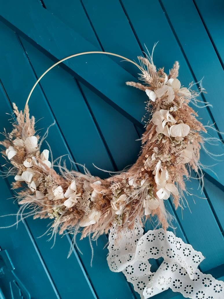 Couronne Décorative de Fleurs Séchées Réalisée à La Main Dans Les Tons Beiges et Blancs - Douceur Ro