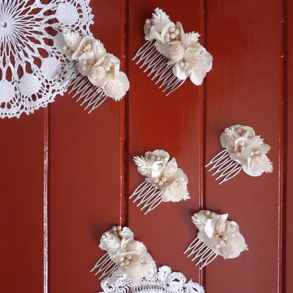 Decorative combs made of dried flowers in a white monochrome - Boho chic - Wedding - Love - Valentine's Day