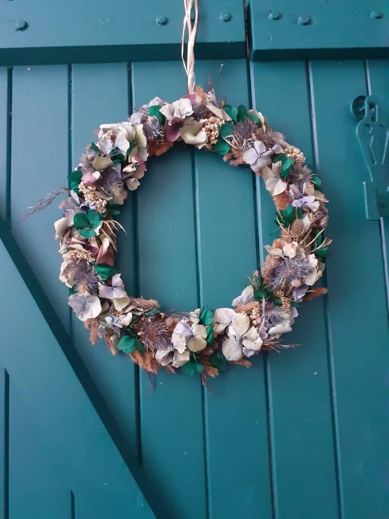 Couronne de Fleurs Séchées Réalisée à La Main Dans Des Teintes Bleues et Naturelles - Douce Vintage 