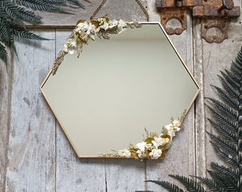 Miroir hexagonale orné de fleurs séchées et stabilisées - Pièce unique - Blanc et vert  !! Comporte un défaut !!