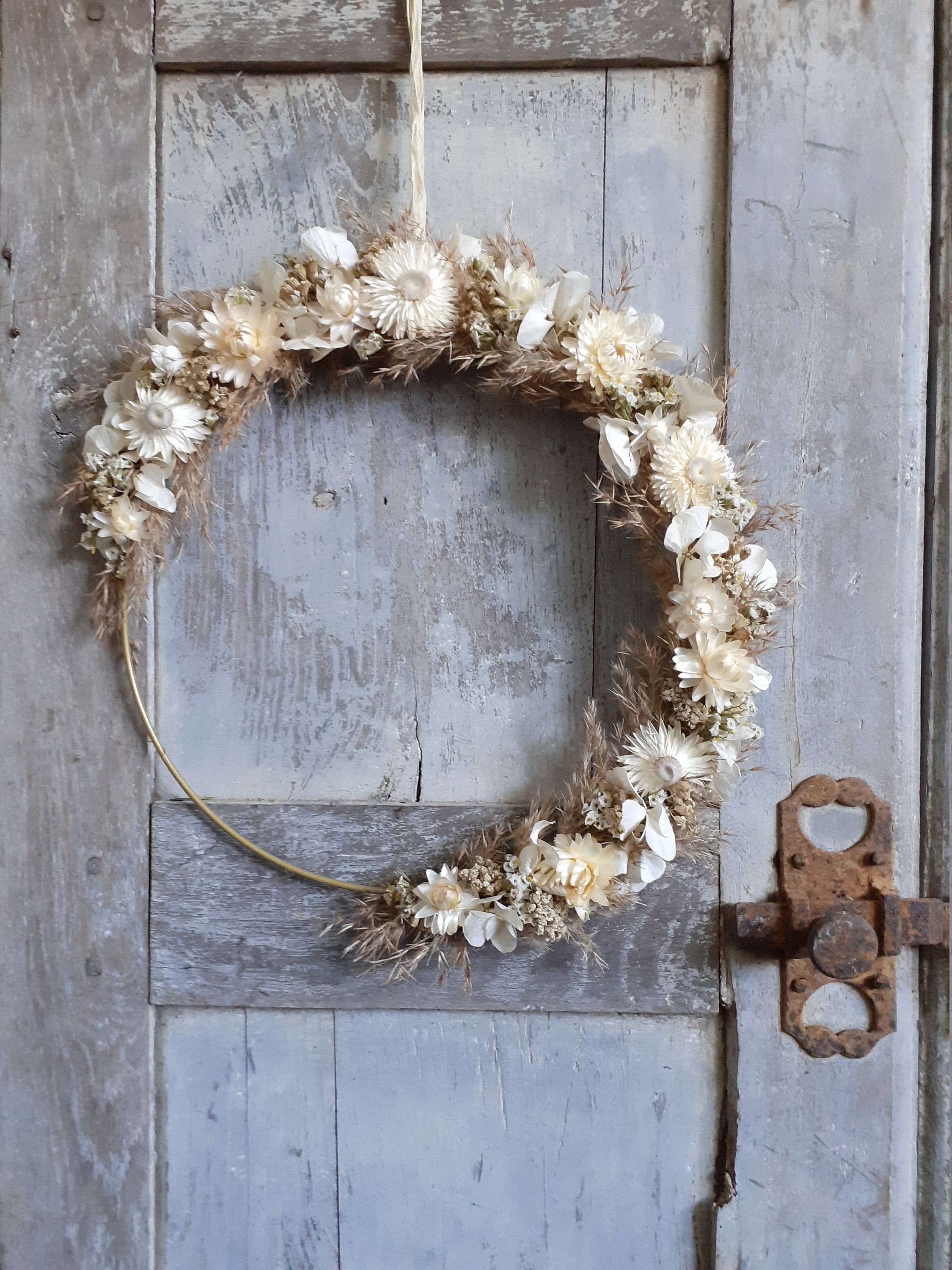 Couronne de Fleurs Séchées Réalisée à La Main Dans Des Teintes Blanche et Beiges - Douce Vintage Rom