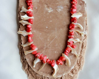 Koralle und Perlmutt Halskette - Rote Koralle Halskette - Roter Naturstein Halskette - Koralle Schmuck - Sommer Rote Halskette - Boho Halskette