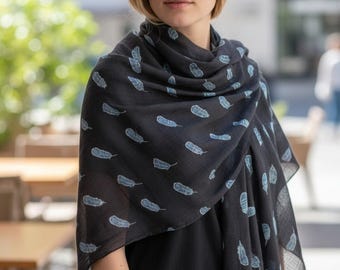 Lenço de algodão preto com estampa de penas azuis – Xale leve feito à mão com franjas, elegante para o dia a dia.