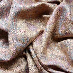 Châle Pashmina en soie Idées cadeaux pour la fête des Mères Echarpes pour femme Camel. Echarpe châle Emballages cadeaux pour maman Châle de mariage Cadeaux pour la mariée Emballages châles beiges image 8