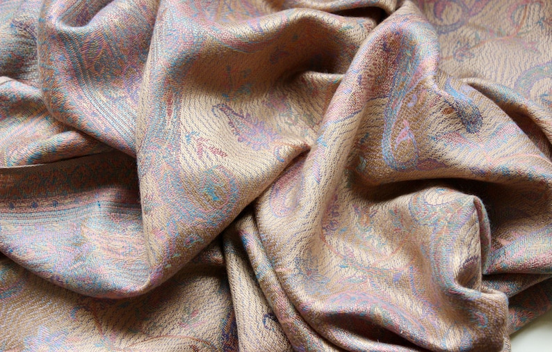 Châle Pashmina en soie Idées cadeaux pour la fête des Mères Echarpes pour femme Camel. Echarpe châle Emballages cadeaux pour maman Châle de mariage Cadeaux pour la mariée Emballages châles beiges image 8