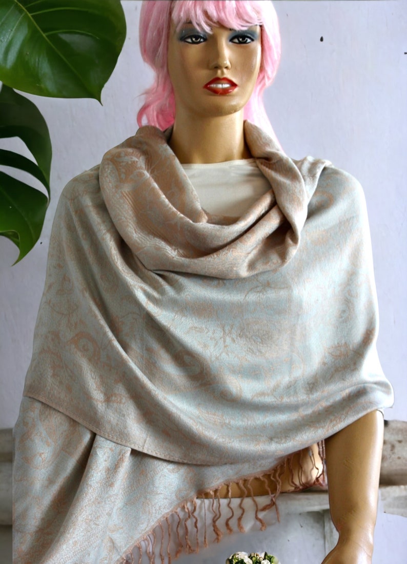 Châle Pashmina en soie Idées cadeaux pour la fête des Mères Echarpes pour femme Camel. Echarpe châle Emballages cadeaux pour maman Châle de mariage Cadeaux pour la mariée Emballages châles beiges image 3