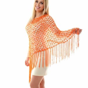 Xale de crochê laranja, feito à mão, estilo boho com franjas de lantejoulas, leve para usar à noite.