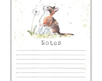 Könnte beinhalten: Ein weißer Notizblock mit einer Katze, die auf einen Löwenzahn bläst, und dem Wort "Notes" oben. Der Notizblock hat liniertes Papier und ein grünes und weißes Blumenmuster unten. Die Website "www.papersheddedesign.com" ist unten auf dem Notizblock gedruckt.