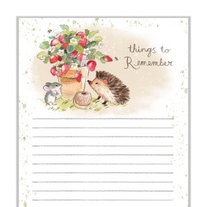 Puede incluir: Un bloc de notas con líneas imprimibles con una ilustración de acuarela de un erizo y un ratón cerca de una planta de fresas. El texto "things to remember" está escrito en negro en la parte superior de la página. La parte inferior de la página tiene el sitio web "www.papersheddesign.com" impreso en negro.