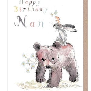 Joyeux anniversaire Nan, carte de voeux de qualité, « l'ours, le lièvre et la souris », illustrations réconfortantes, fabriquée au Royaume-Uni, BHME019
