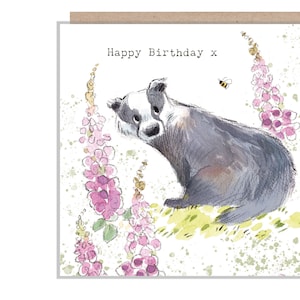 Cartão de aniversário de texugo - Cartão de qualidade - Ilustração encantadora - Texugo com dedaleiras - Gama 'Bucklebury Wood' - Fabricado no Reino Unido - BWE07