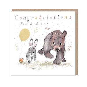 Herzlichen Glückwunsch, du hast es geschafft!, Hochwertige Grußkarte, 'der Bär, der Hase, und die Maus', herzerwärmende Illustrationen, hergestellt in Großbritannien, BHME08