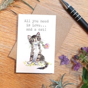 Petite carte souvenir - Tout ce dont vous avez besoin c'est de l'amour et un chat - Format carte de crédit - Un petit message à garder dans votre sac à main, votre portefeuille ou votre poche - LM09