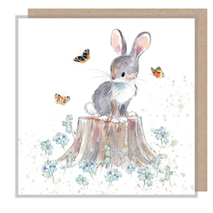 Carte Lapin - Vierge - Charmante illustration - Lapin avec des papillons et des noeuds myosotis - Gamme « Bucklebury Wood » - Fabriqué au Royaume-Uni - BWE018